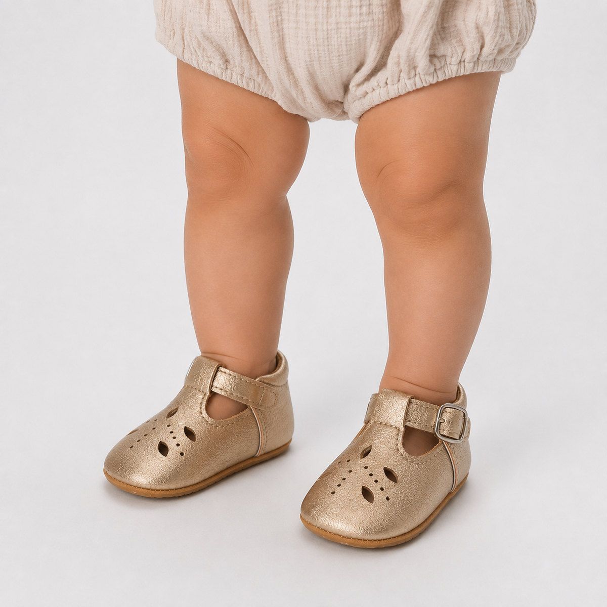 Chaussures premiers pas bébé fille dorées à bride en T