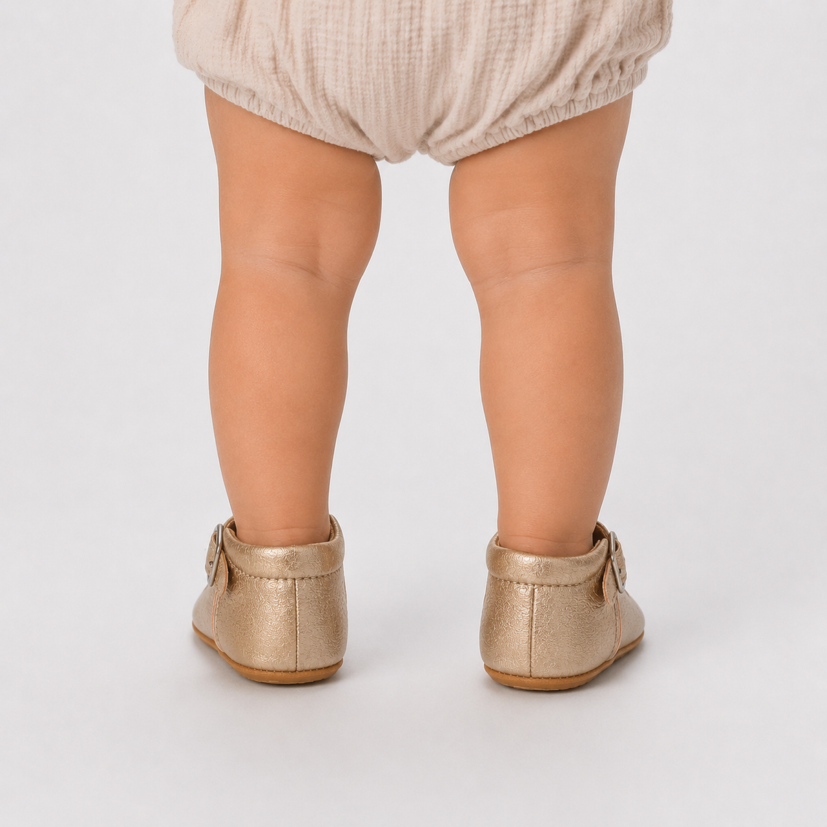 Chaussures premiers pas bébé fille dorées à bride en T