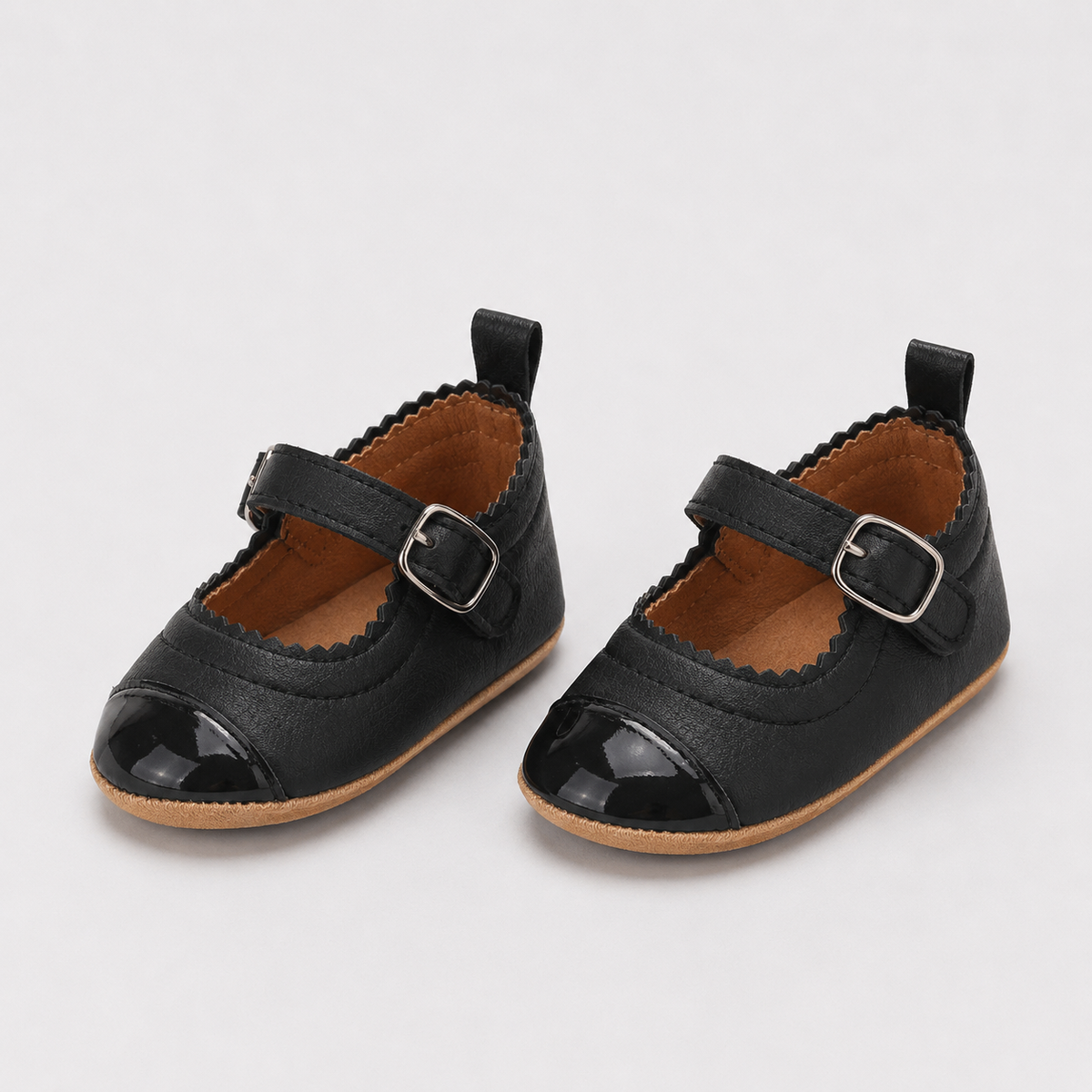 Chaussures premiers pas bébé fille noires en PU à bride boucle