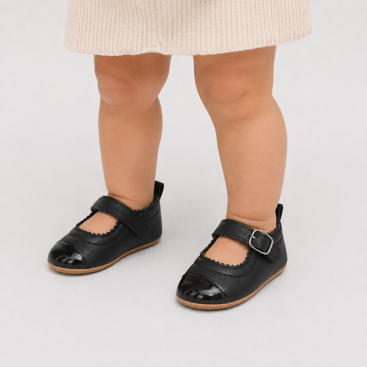 Chaussures premiers pas bébé fille noires en PU à bride boucle