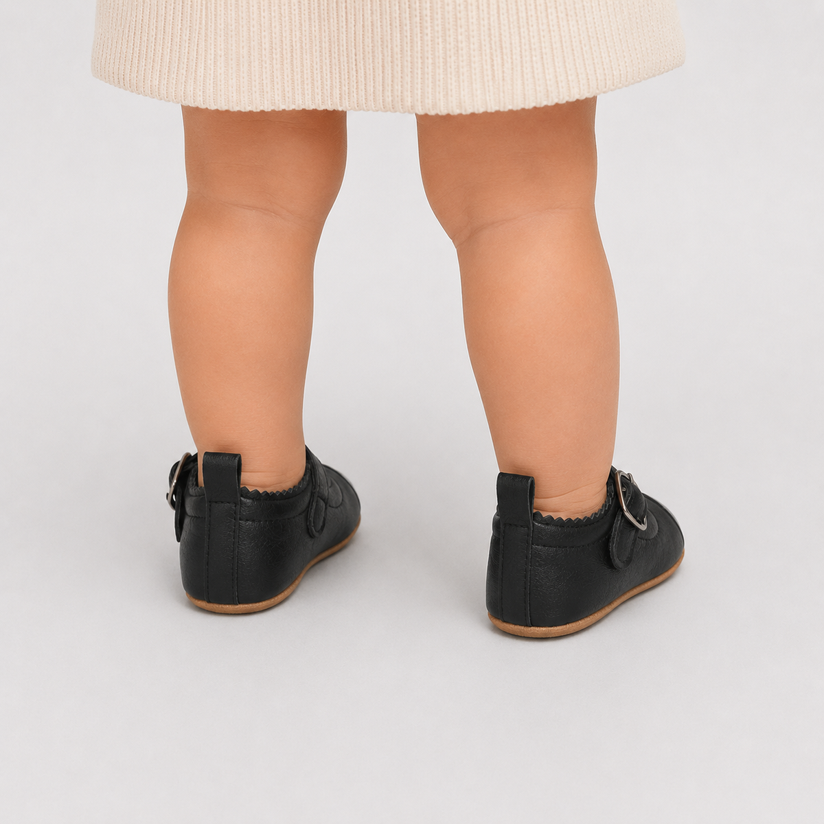 Chaussures premiers pas bébé fille noires en PU à bride boucle