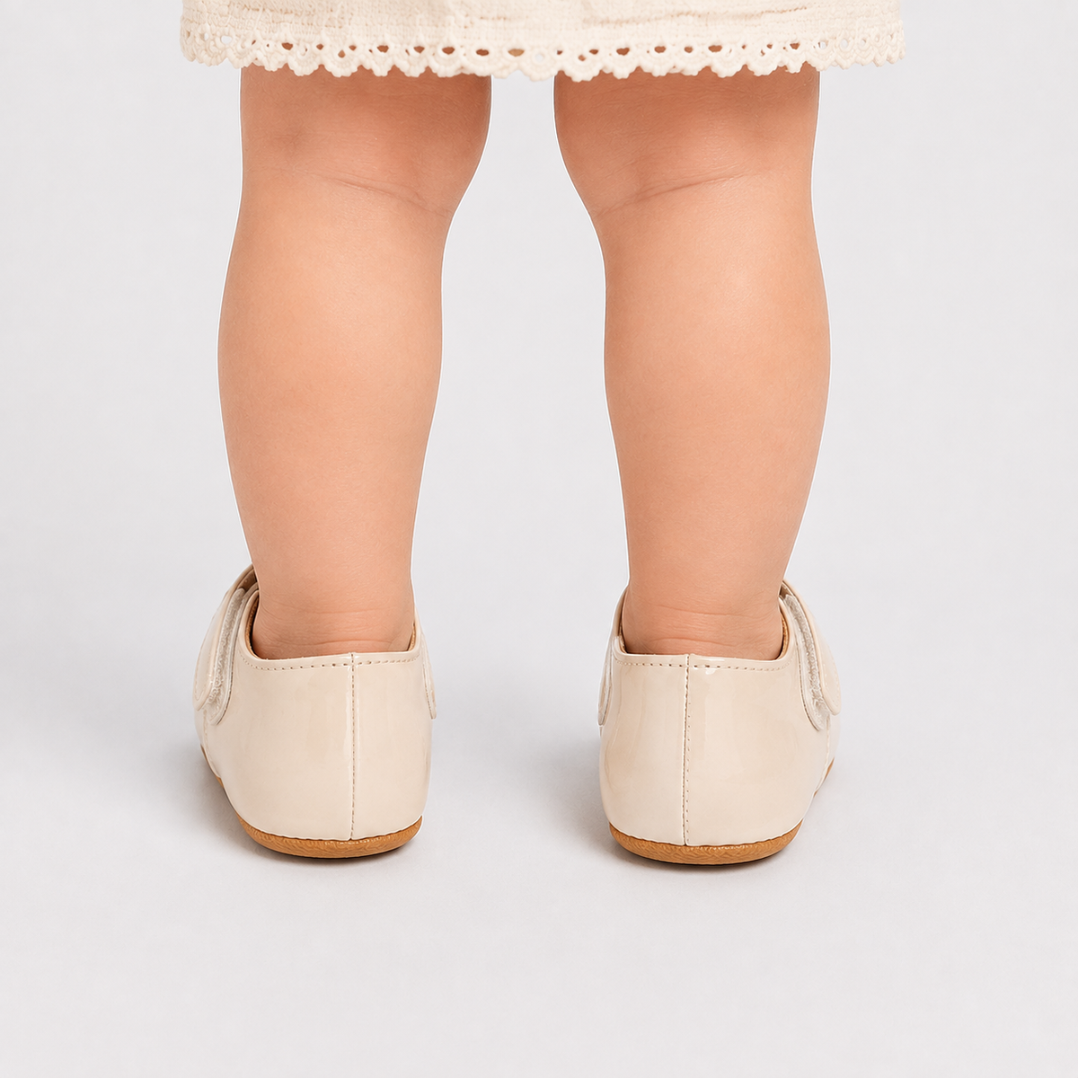 Chaussures premiers pas bébé fille crème en cuir PU à scratch