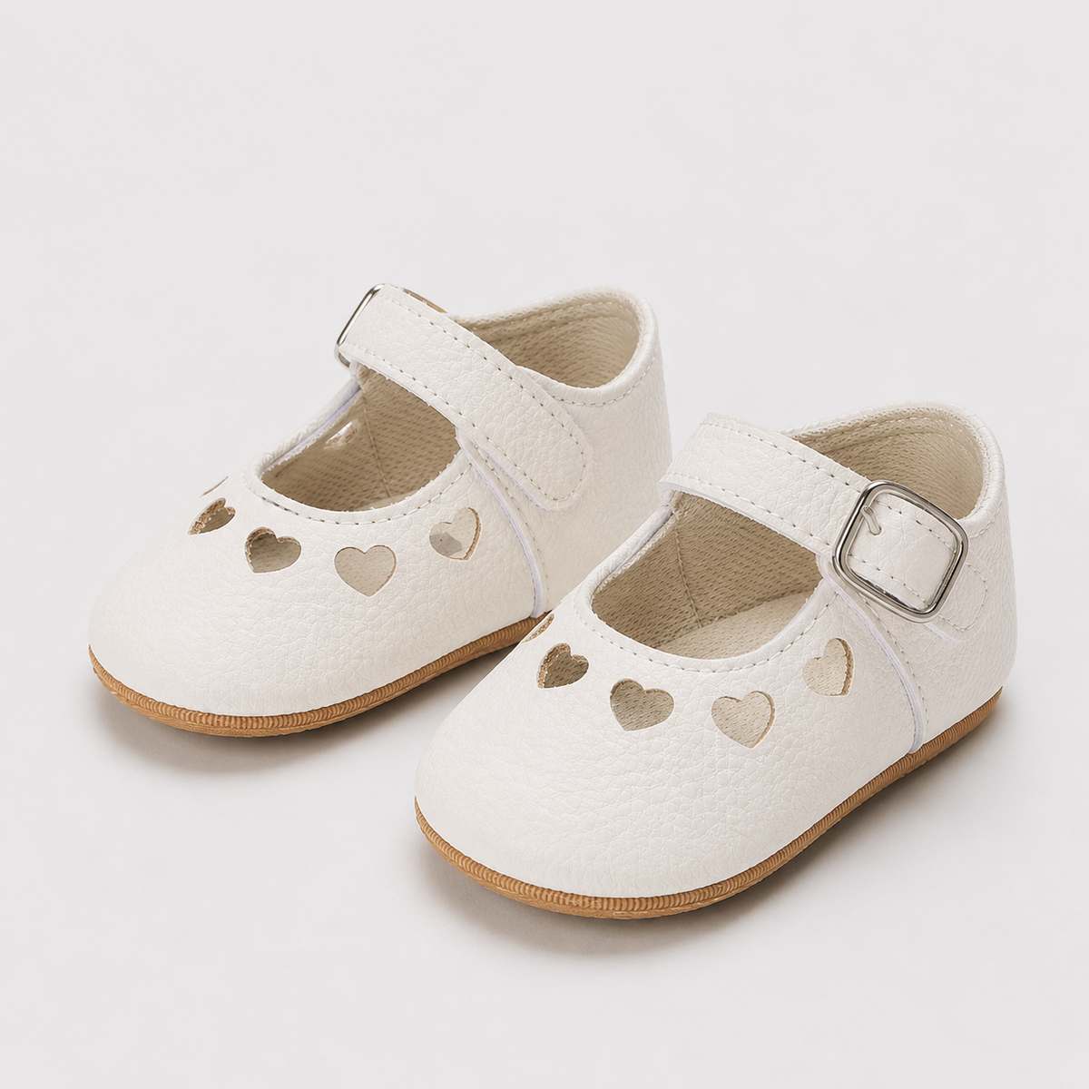 Chaussures premiers pas bébé filles blanches à cœurs ajourés