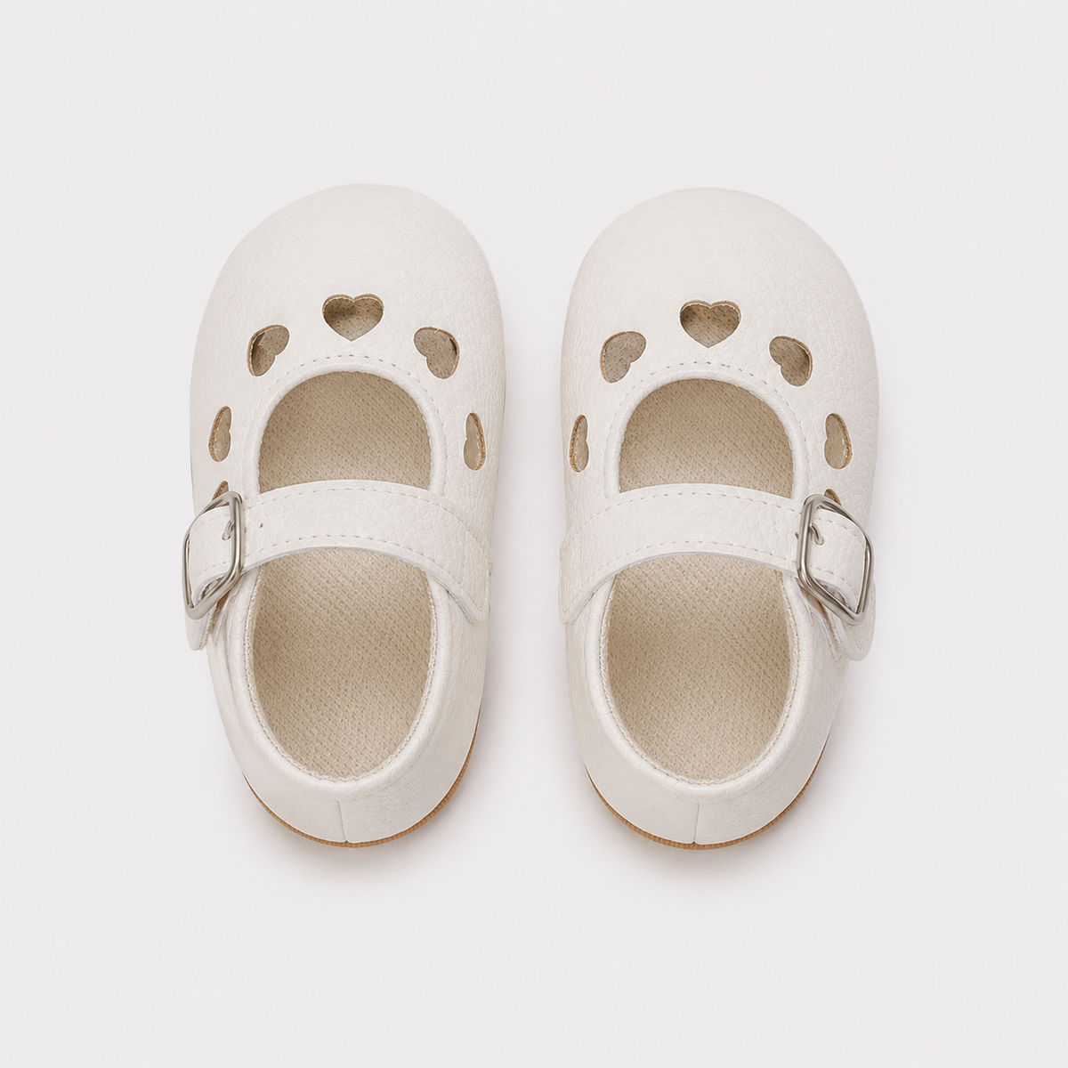 Chaussures premiers pas bébé filles blanches à cœurs ajourés