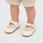 Chaussures premiers pas bébé filles blanches à cœurs ajourés