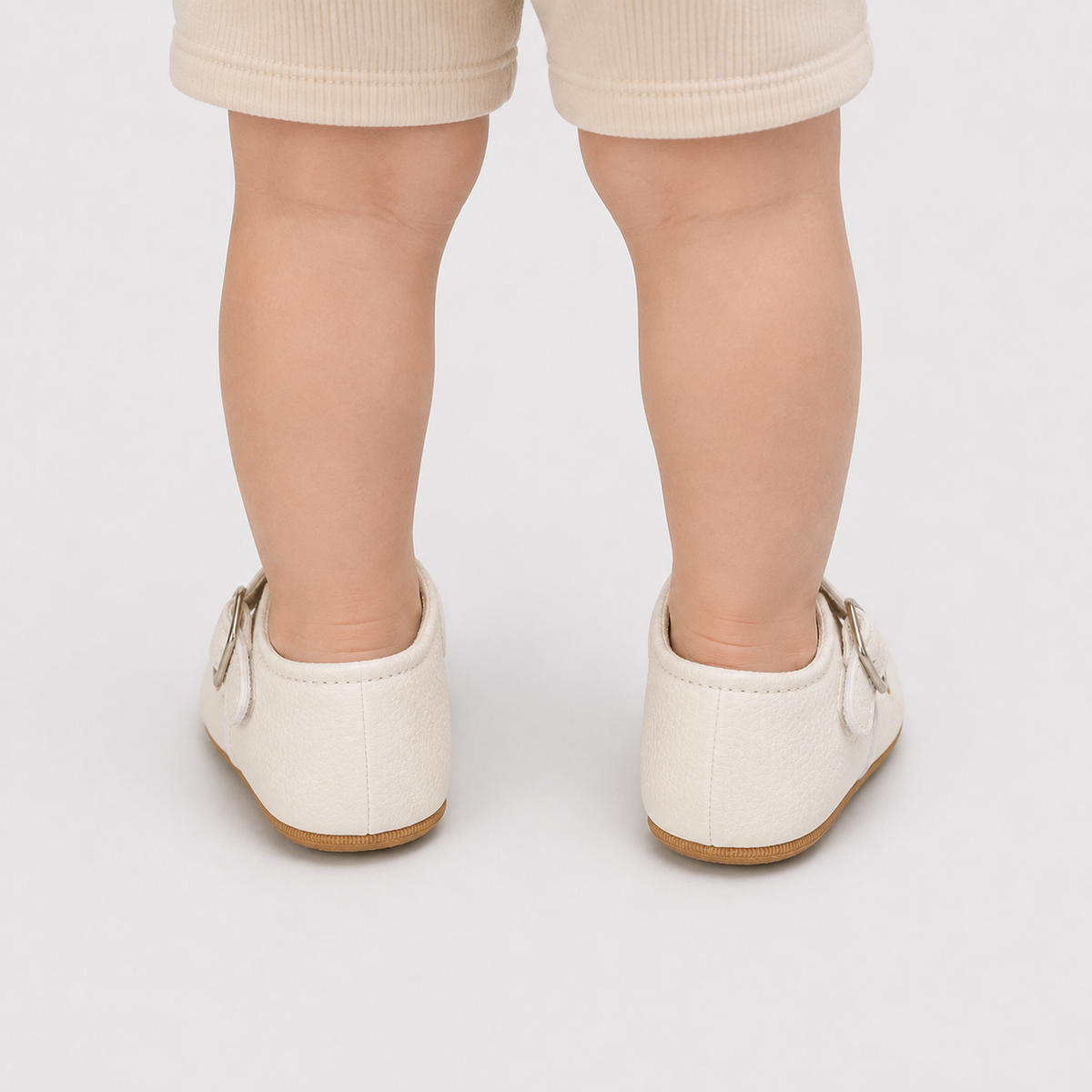 Chaussures premiers pas bébé filles blanches à cœurs ajourés