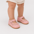 Chaussures premiers pas bébé fille roses en PU à découpes cœur