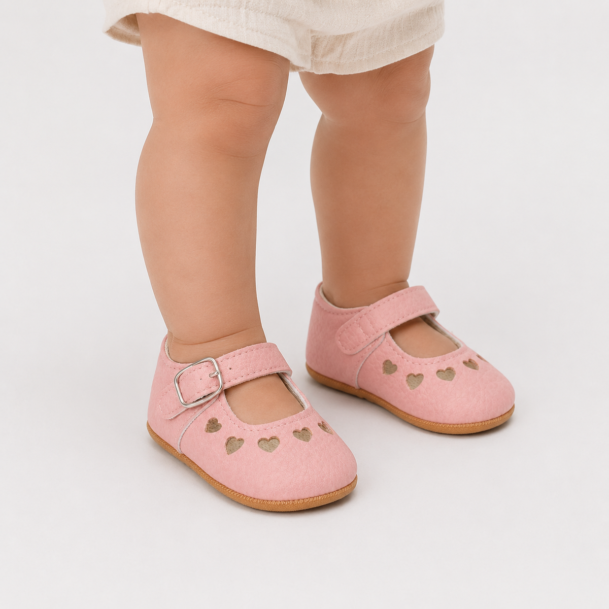 Chaussures premiers pas bébé fille roses en PU à découpes cœur