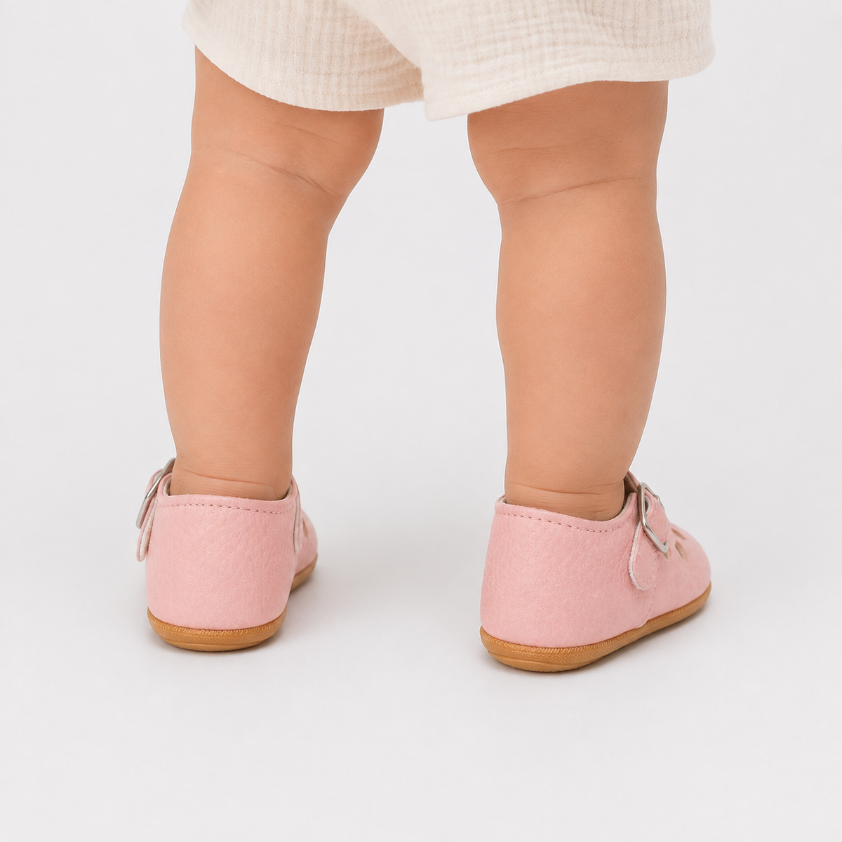 Chaussures premiers pas bébé fille roses en PU à découpes cœur