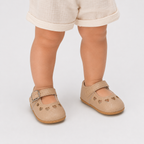 Chaussures premiers pas bébé fille beige en PU à cœurs ajourés