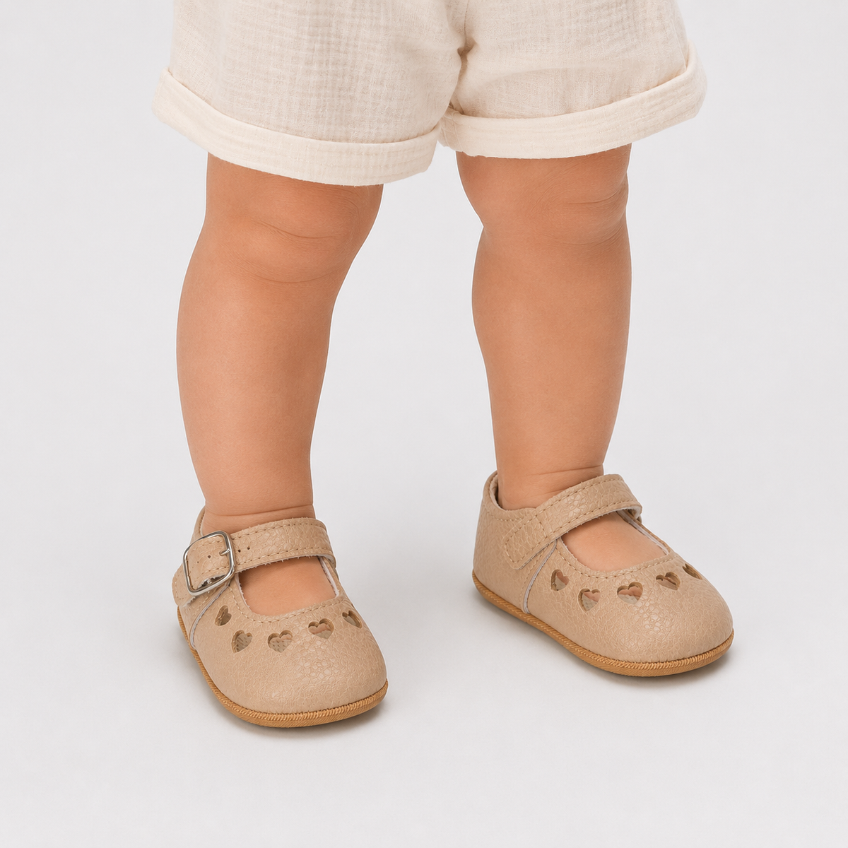 Chaussures premiers pas bébé fille beige en PU à cœurs ajourés