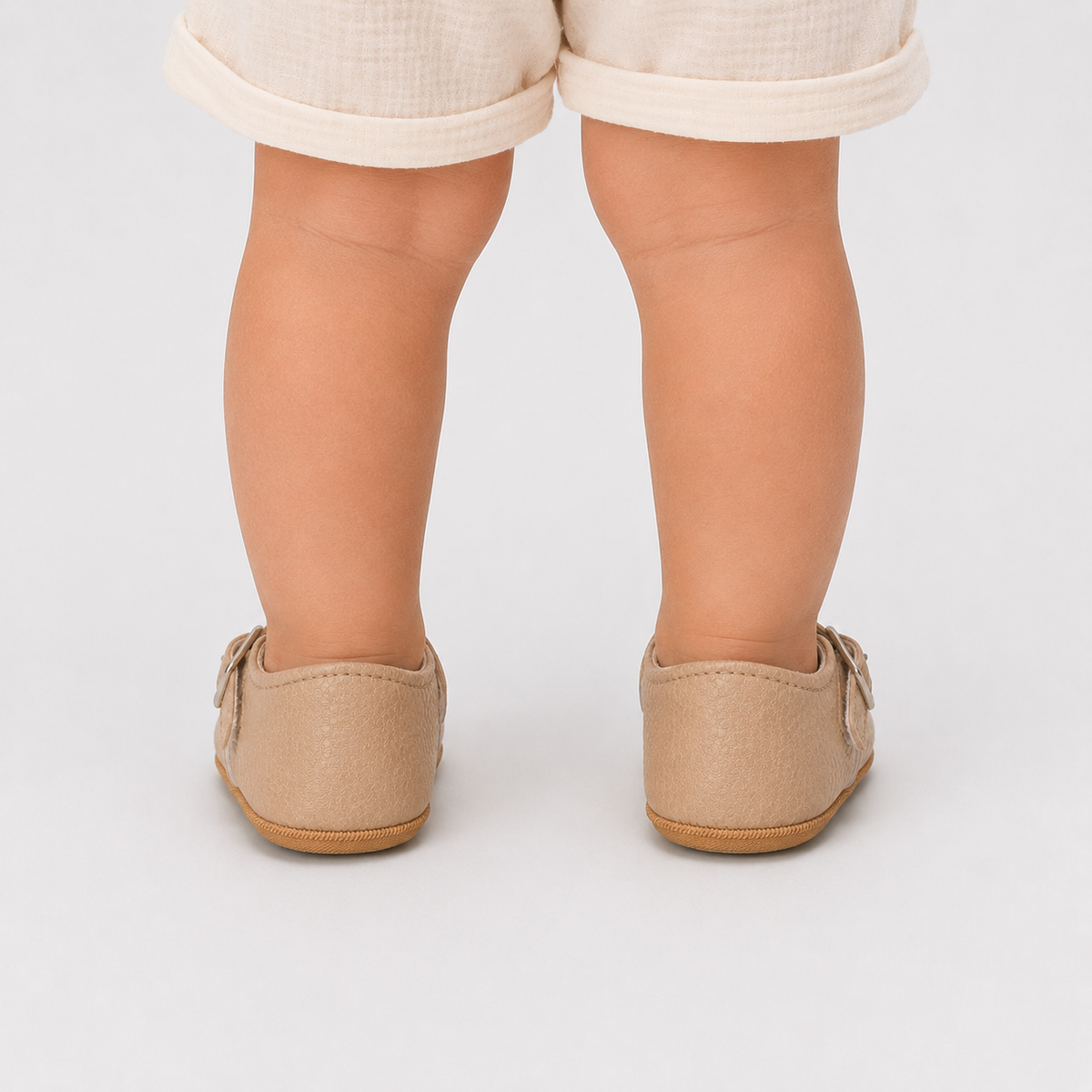 Chaussures premiers pas bébé fille beige en PU à cœurs ajourés