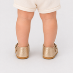 Chaussures premiers pas bébé fille dorées à bride boucle et découpes cœur