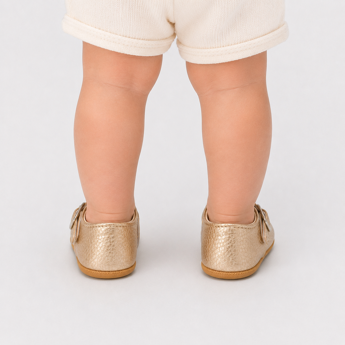 Chaussures premiers pas bébé fille dorées à bride boucle et découpes cœur