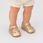 Chaussures premiers pas bébé fille dorées à bride boucle et découpes cœur