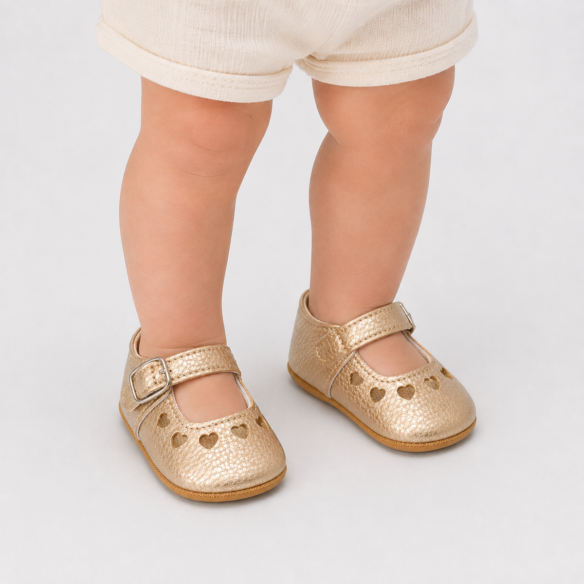 Chaussures premiers pas bébé fille dorées à bride boucle et découpes cœur