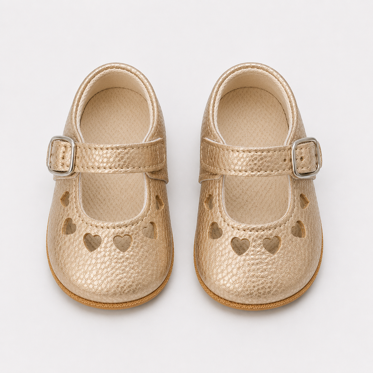 Chaussures premiers pas bébé fille dorées à bride boucle et découpes cœur