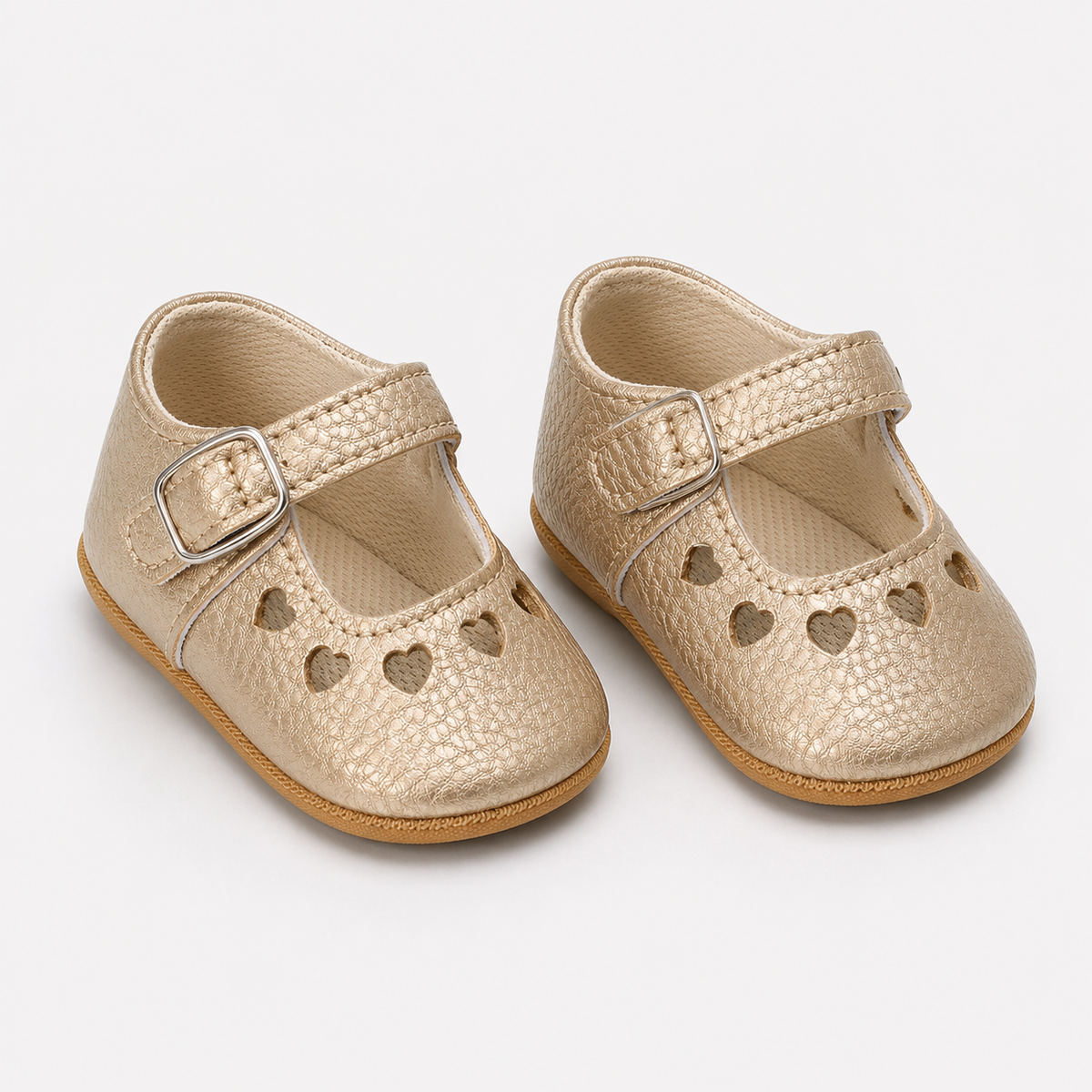 Chaussures premiers pas bébé fille dorées à bride boucle et découpes cœur