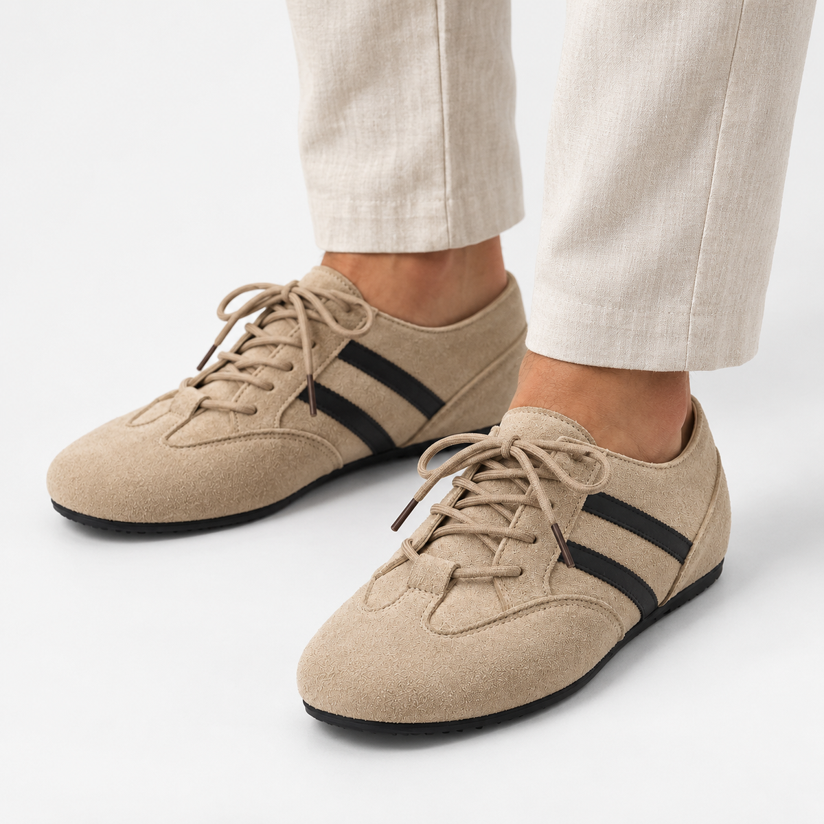 Chaussures homme à lacets beige et noir à bandes latérales