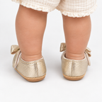 Chaussures premiers pas bébé fille dorées à nœud et cœurs brodés