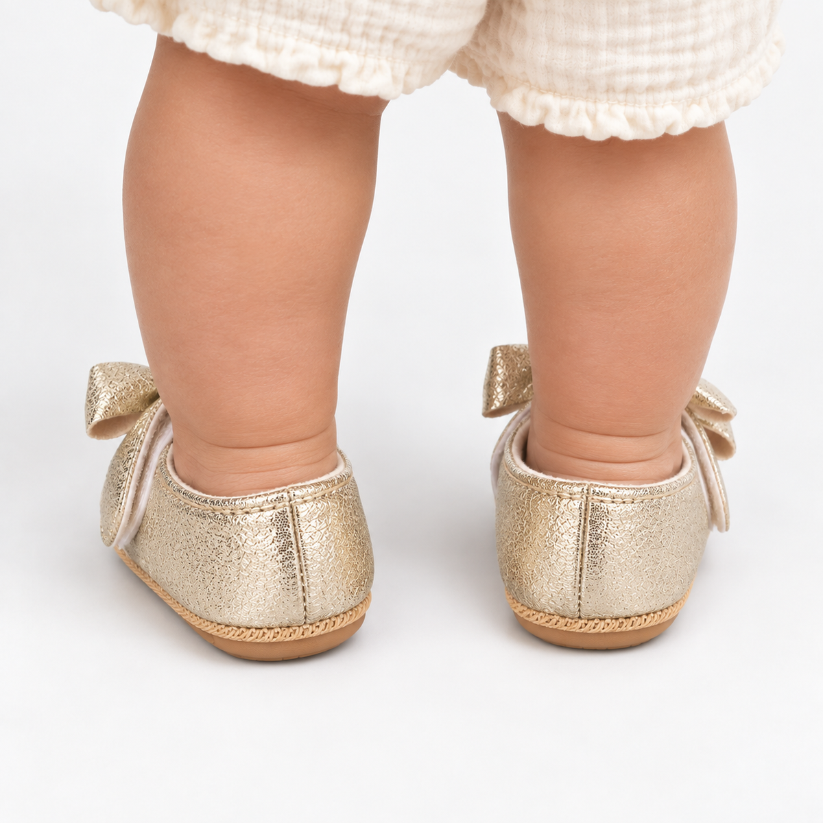 Chaussures premiers pas bébé fille dorées à nœud et cœurs brodés