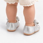 Chaussures premiers pas bébé fille argentées à nœud et cœurs
