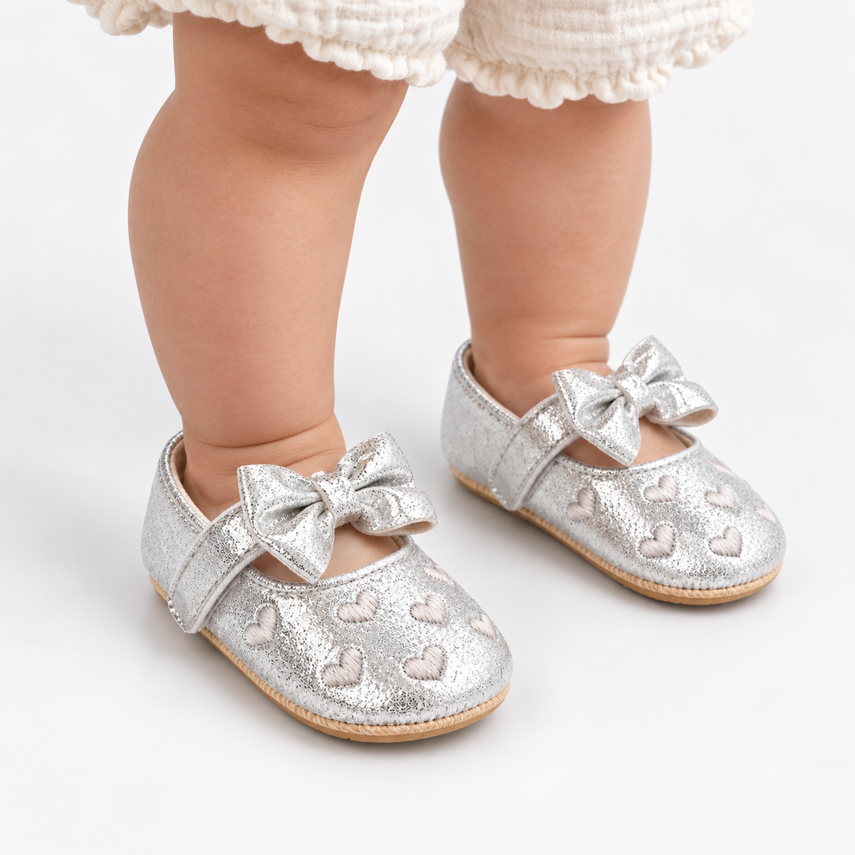 Chaussures premiers pas bébé fille argentées à nœud et cœurs