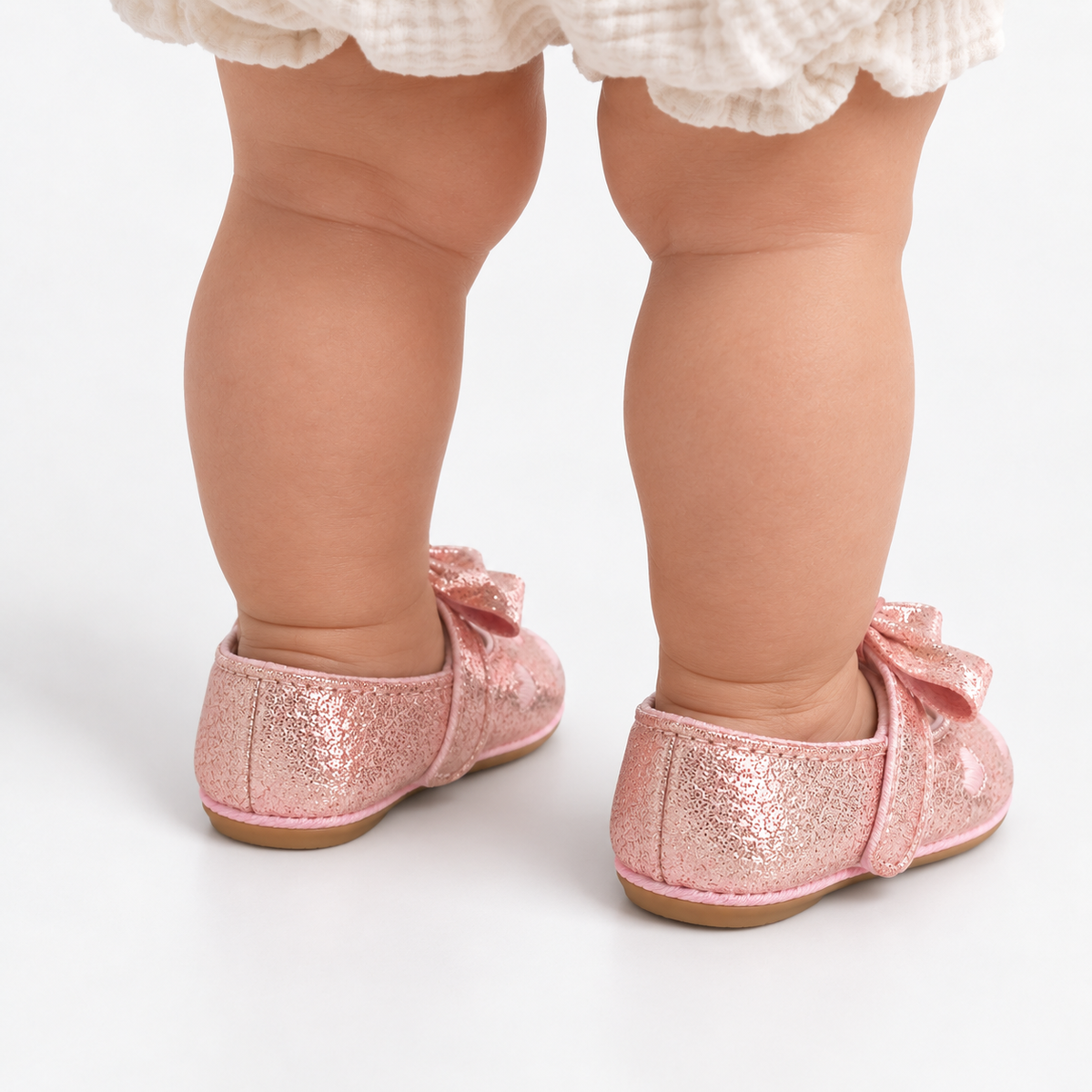 Chaussures de premier pas bébé fille rose pailleté à cœurs avec nœud