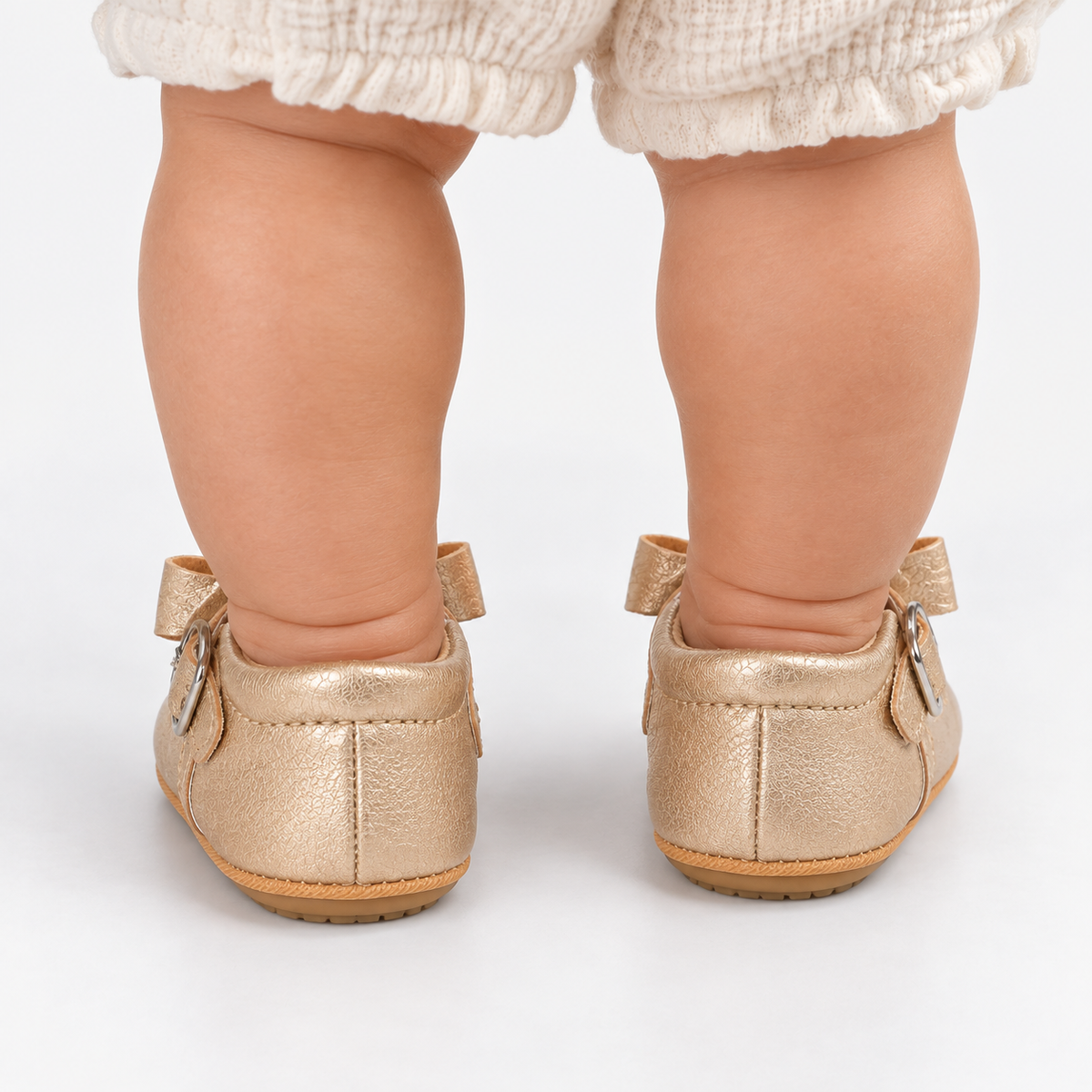 Babies dorées pour bébé fille avec nœud et bords festonnés