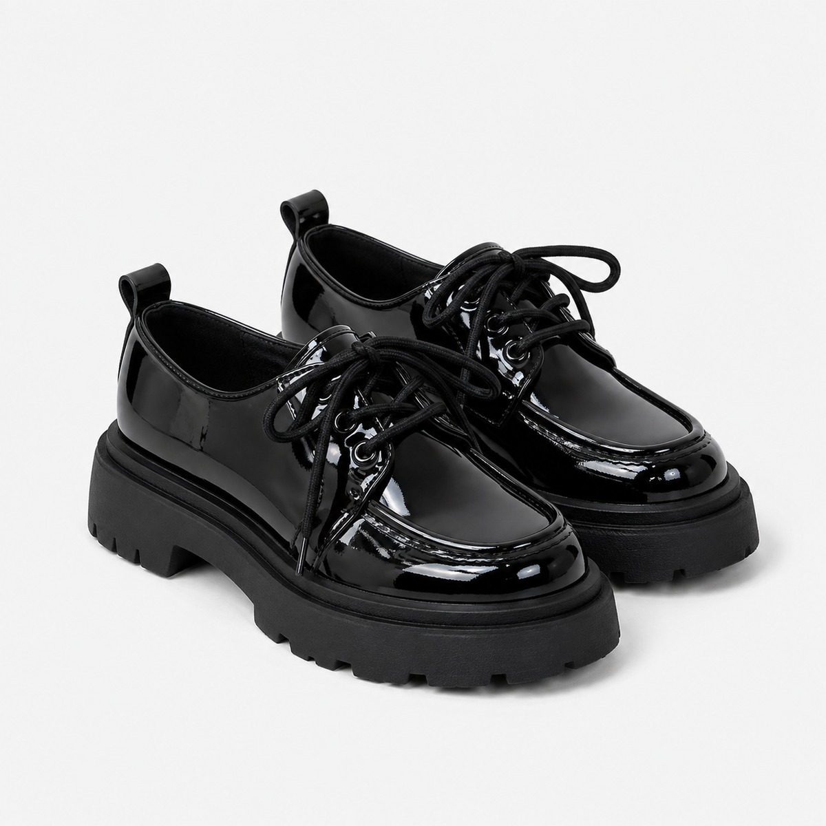 Derbies à plateforme noires vernies pour femme, à lacets