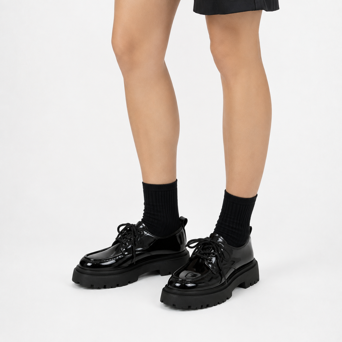 Derbies à plateforme noires vernies pour femme, à lacets