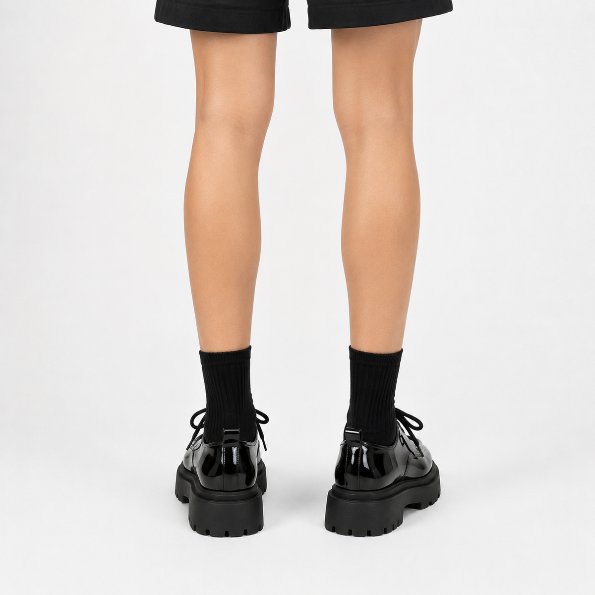Derbies à plateforme noires vernies pour femme, à lacets